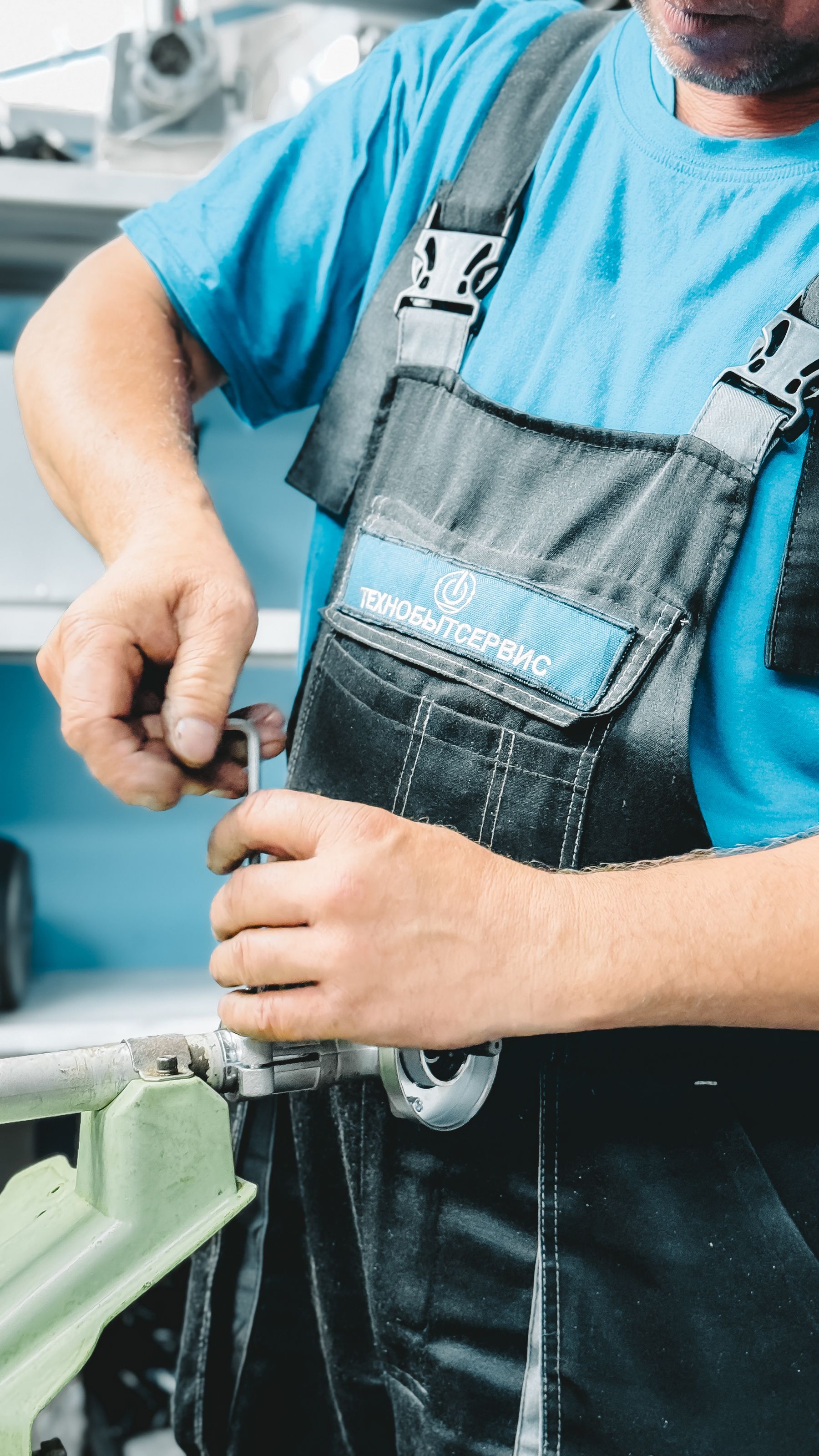 Artisan plombier en intervention sur une canalisation